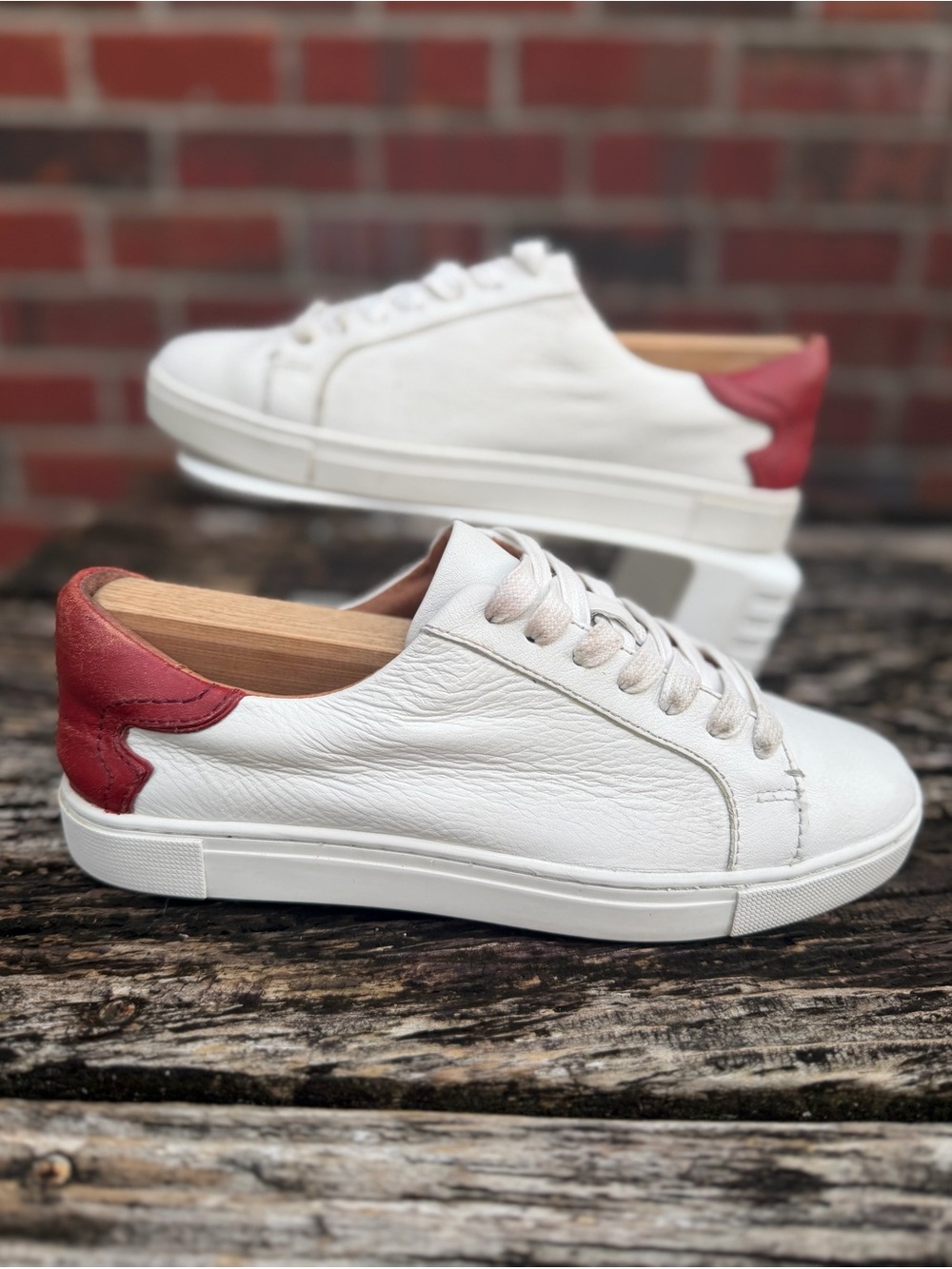 Frye Ivy Women’s Sz 7.5 Low Lace Tumbled White Leather Sneaker w/Red Heel Accent